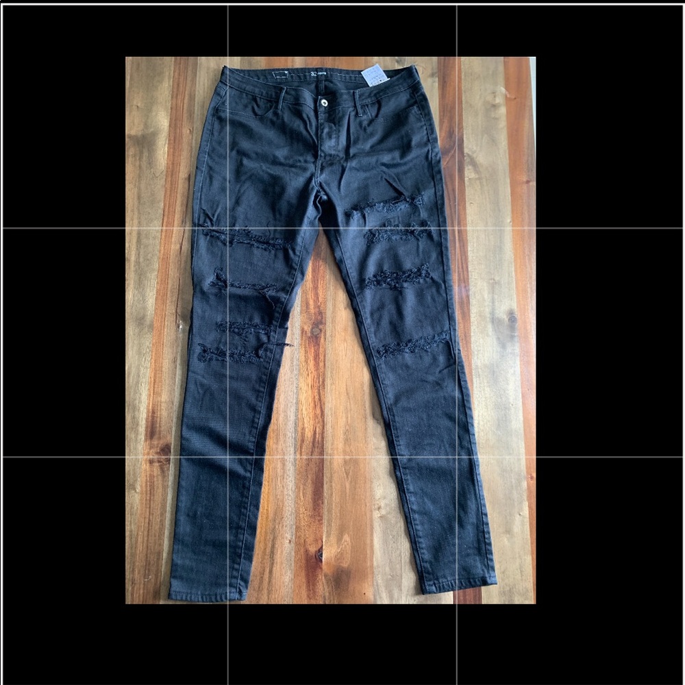 Levi’s black legging - destroyed at thighs knees